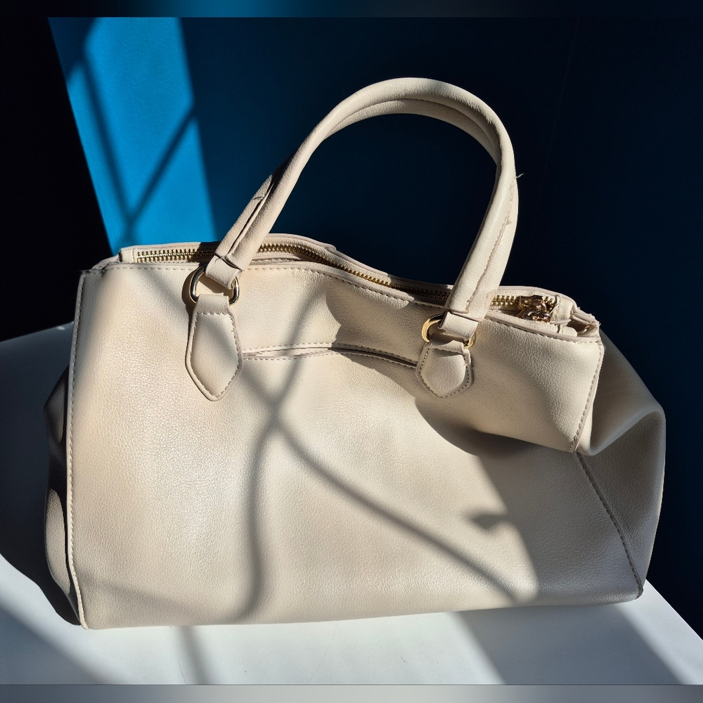 White leather Coach handbag (shoulder strap included)